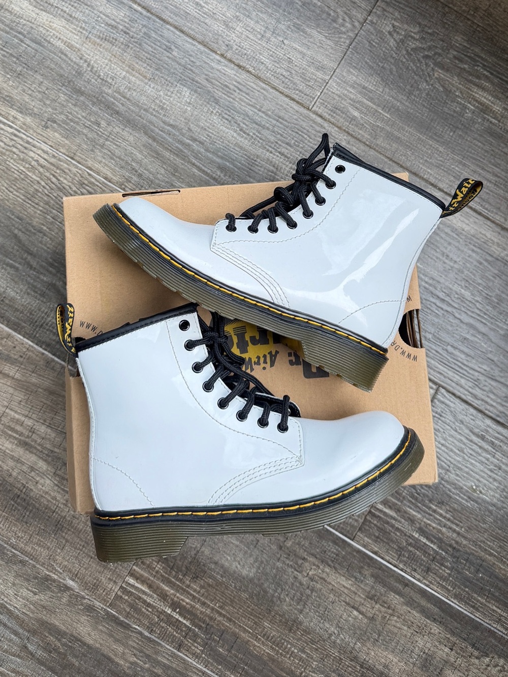 Dr Martens white leather boots 2y